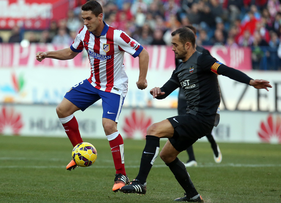 temporada 14/15. Partido Atlético de Madrid Levante. Koke controlando el balón durante el partido