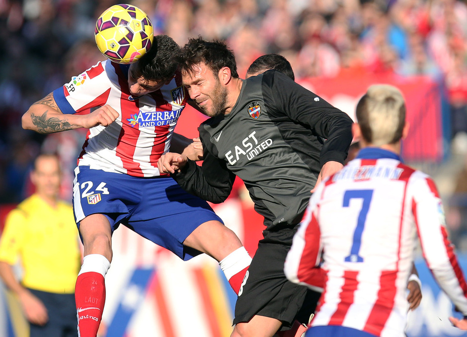 temporada 14/15. Partido Atlético de Madrid Levante. Giménez controlando el balón durante el partido