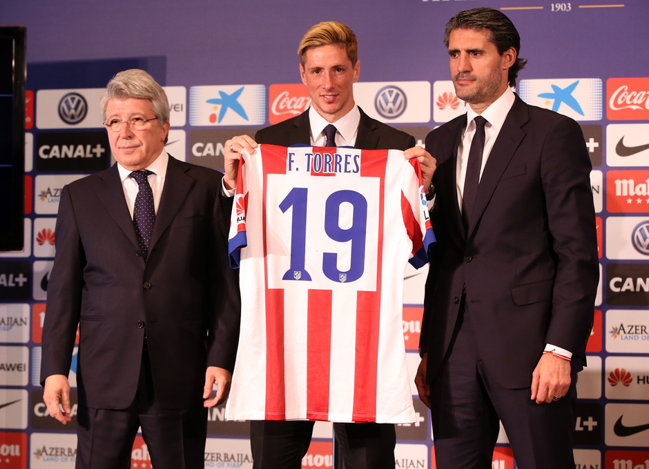 Fernando Torres posa junto a Enrique Cerezo y Caminero con su camiseta en la presentación