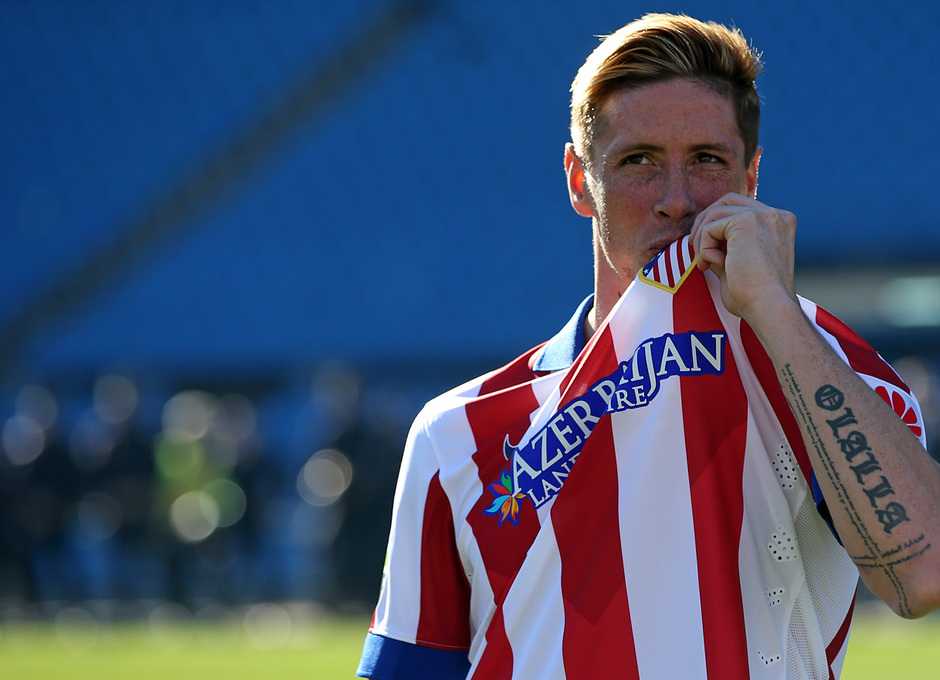 Presentación de Fernando Torres. Torres se besa el escudo.
