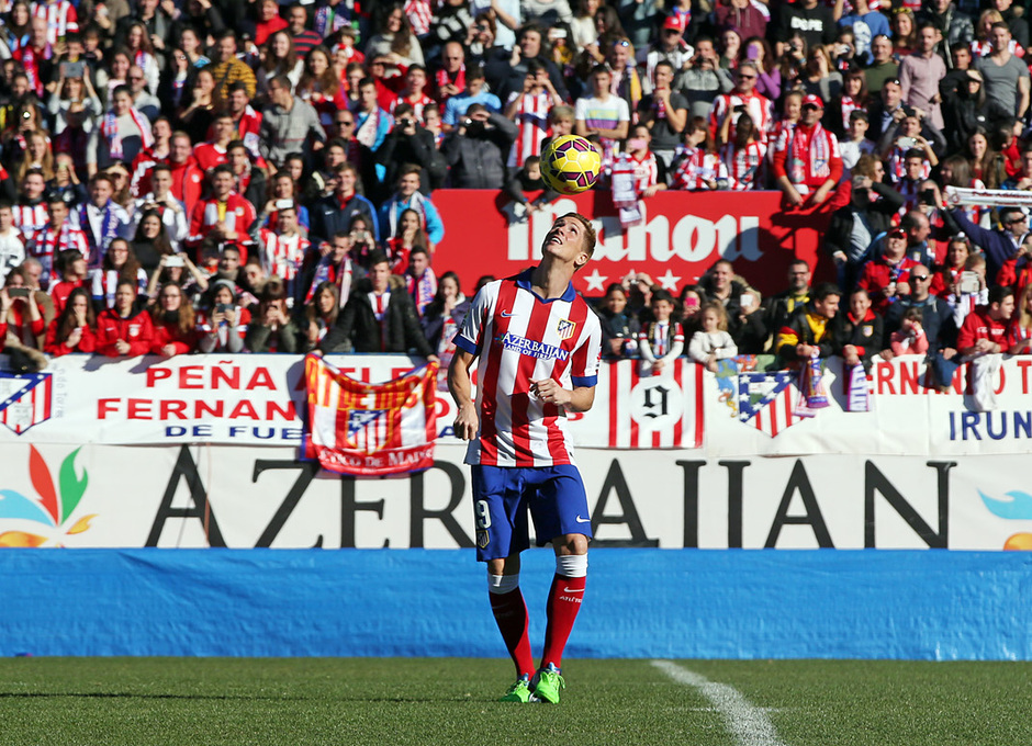 Presentación de Fernando Torres. Dando toques al balón.