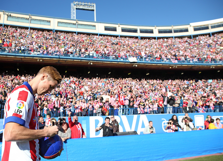 Presentación de Fernando Torres. Fernando firma un balón ante el público.