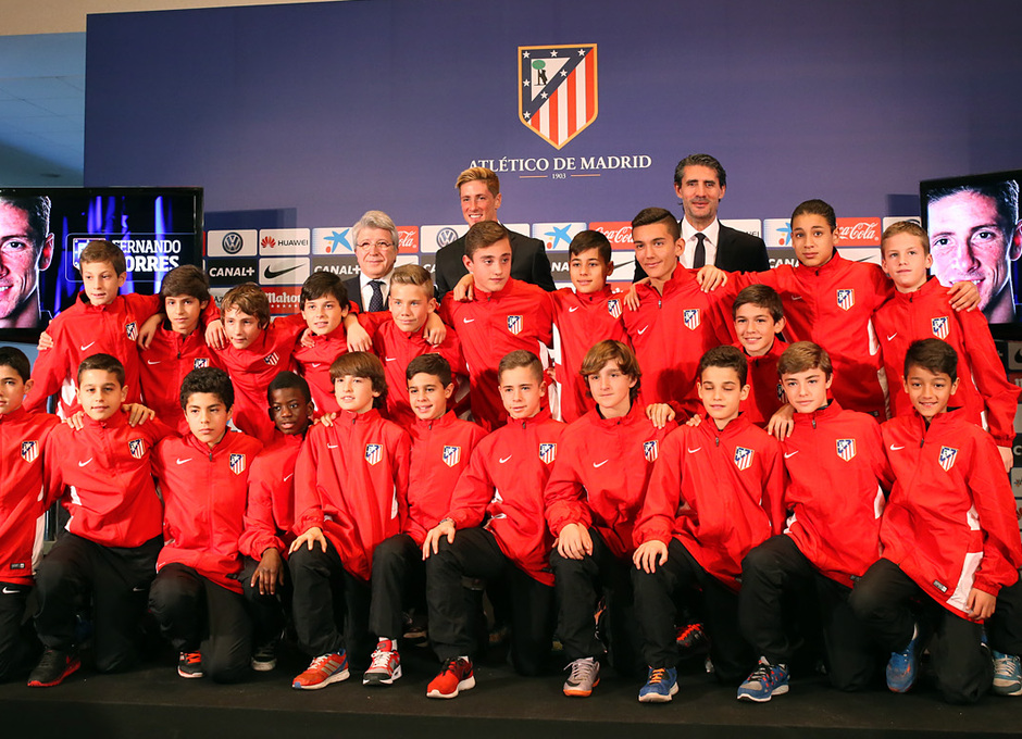 Presentación de Fernando Torres. Con los jugadores de Arona.