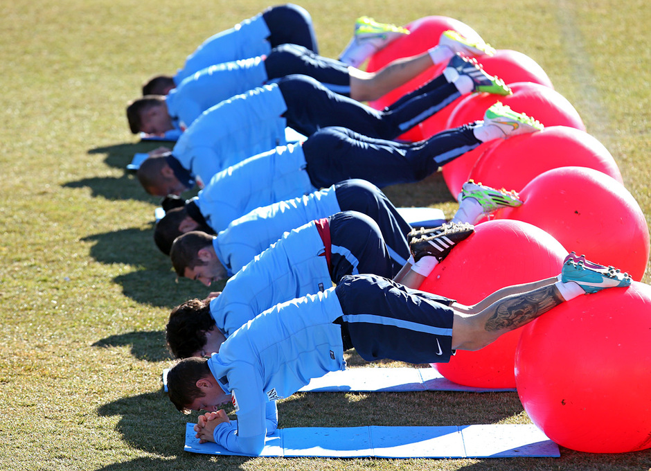 temporada 14/15. Entrenamiento en la ciudad deportiva de Majadahonda. Cristian Rodríguez y el resto de jugadores estirando durante el entrenamiento