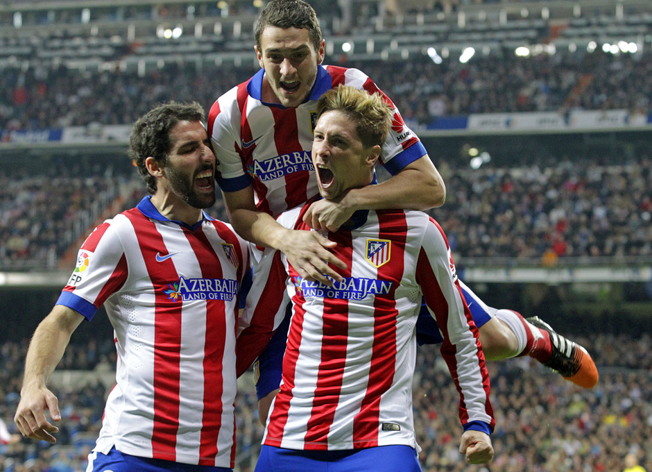 Temporada 14-15. Copa del Rey 1/8 vuelta. Real Madrid - Atlético de Madrid. Los compañeros se abrazan a Torres tras su gol