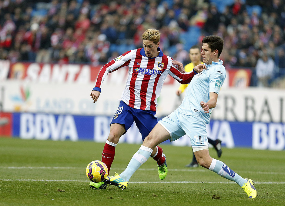 Temporada 14-15. Jornada 19. Atlético de Madrid-Granada. Torres prepara el disparo dentro del área.