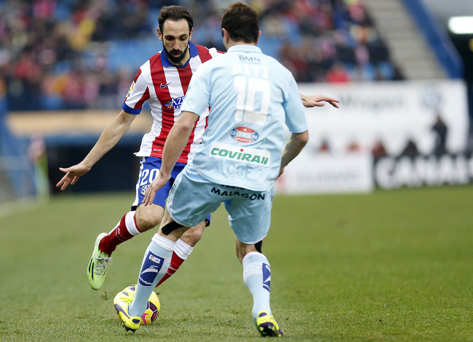 Temporada 14-15. Jornada 19. Atlético de Madrid-Granada. Juanfran intenta centrar ante la oposición rival.