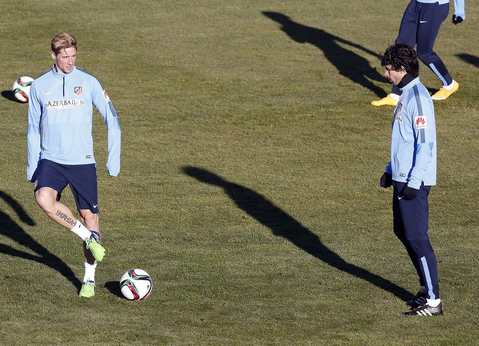 Fernando Torres y Tiago realizan un ejercicio de toque y control del balón