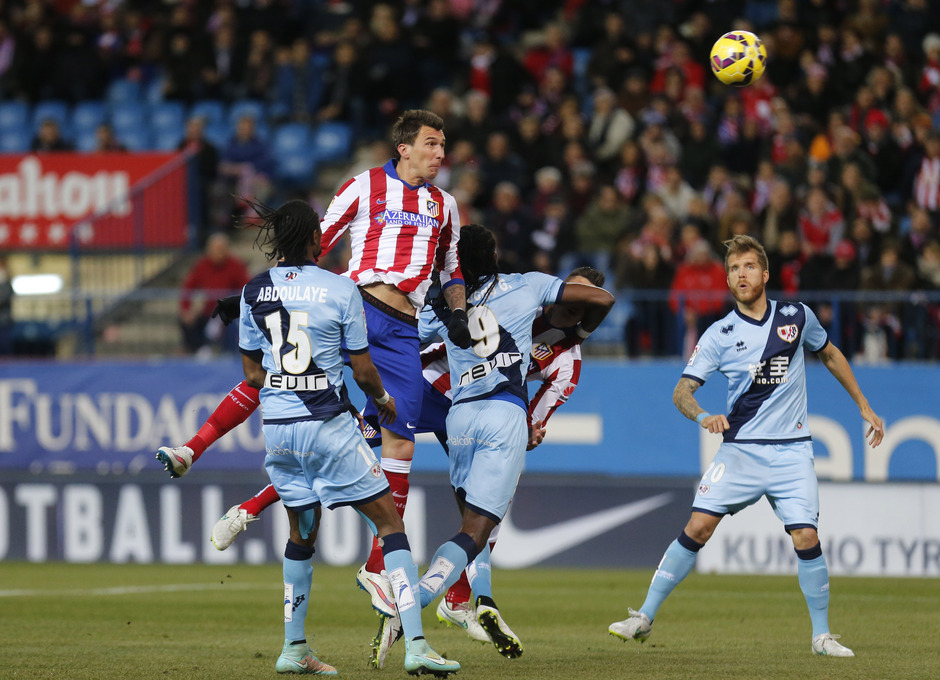 Temporada 14-15. Atlético de Madrid - Rayo Vallecano. Mandzukic remata de cabeza.