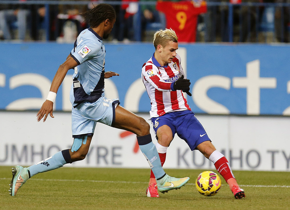 Temporada 14-15. Atlético de Madrid - Rayo Vallecano. Griezmann recorta en el área.