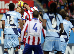 temporada 14/15. Partido Atlético de Madrid Rayo. Madzukic rematando de cabeza un balón durante el partido