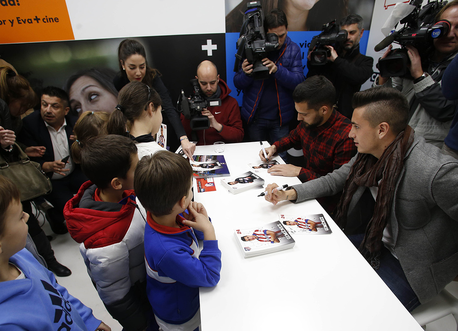 Firma de autógrafos para Canal +. Giménez y Moyá firman a los niños.