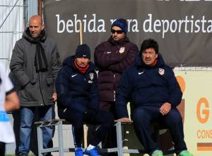 Diego Pablo Simeone y Germán Burgos presenciaron el partido del Atlético B a la conclusión del entrenamiento del primer equipo
