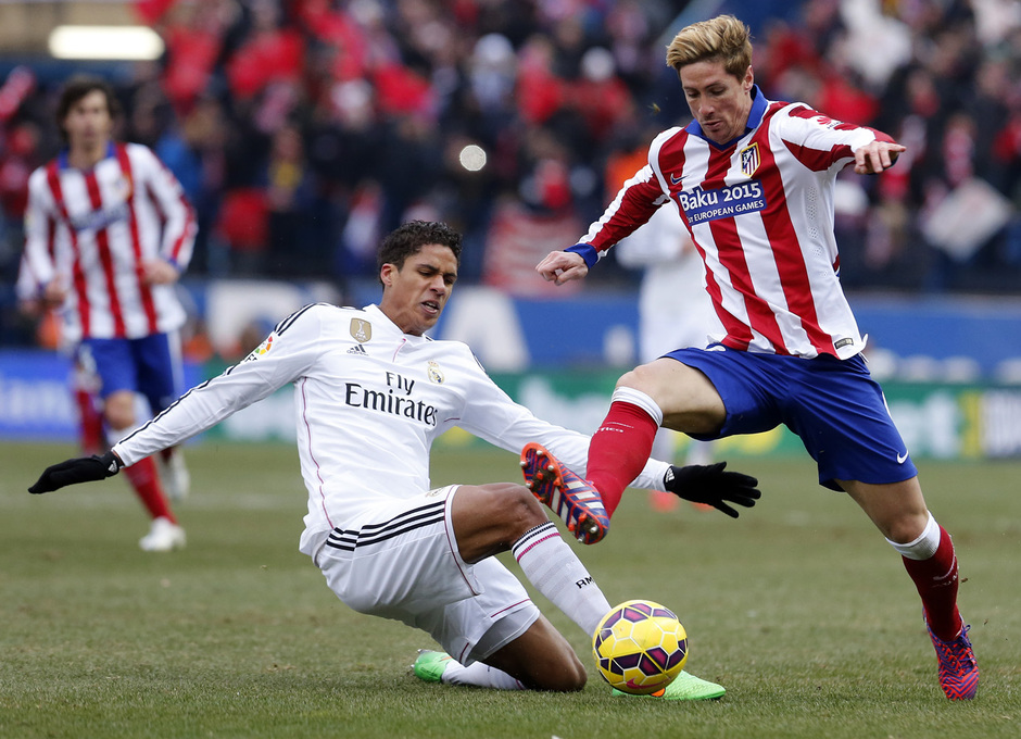 temporada 14/15. Partido Atlético Real Madrid. Torres luchando un balón durante el partido