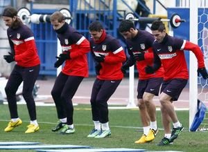 Temporada 12/13. Entrenamiento, Pulido, Cisma, Cebolla, Raúl, y Koke realizando ejercicios durante el entrenamiento en el Estadio Vicente Calderón