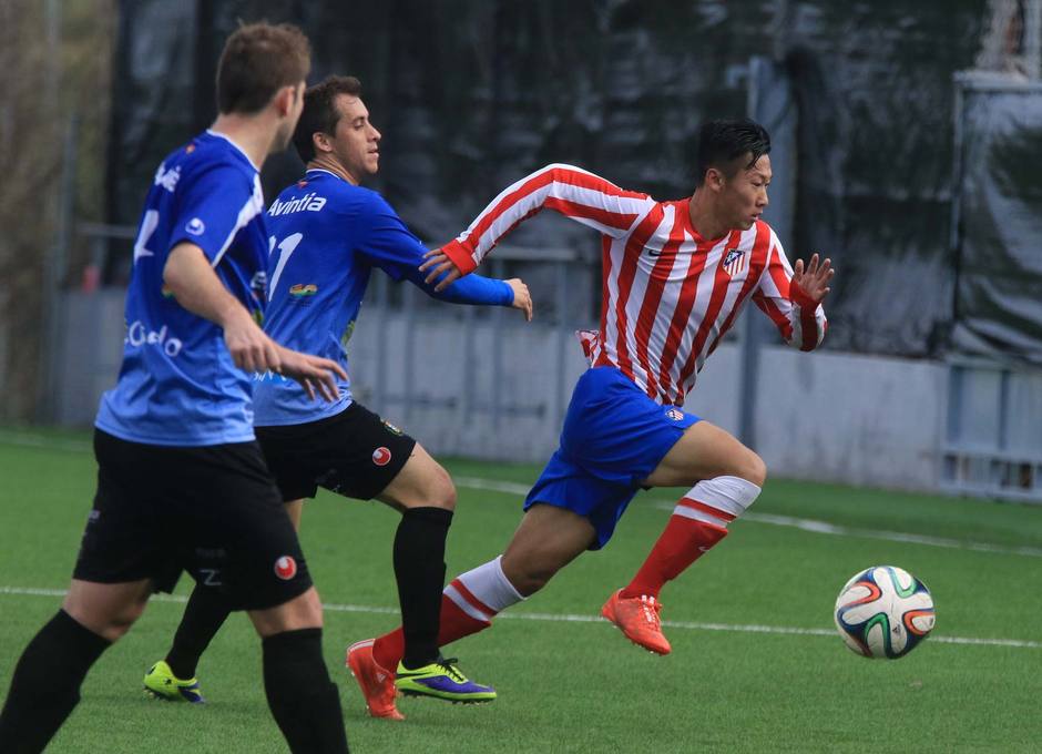 Xu Xin se marcha del marcaje de dos jugadores del Atlético Pinto en la victoria rojiblanca por 3-1