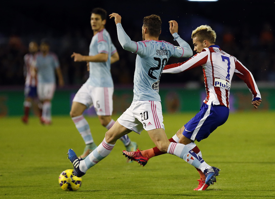 Temporada 14-15. Jornada 23. Celta de Vigo-Atlético de Madrid. Griezmann dispara ante un rival.