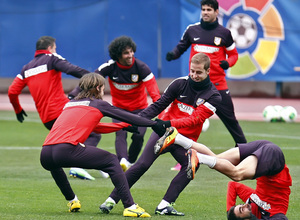 Temporada 12/13. Entrenamiento, Pulido y Cisma realizando ejercicios durante el entrenamiento en el Estadio Vicente Calderón