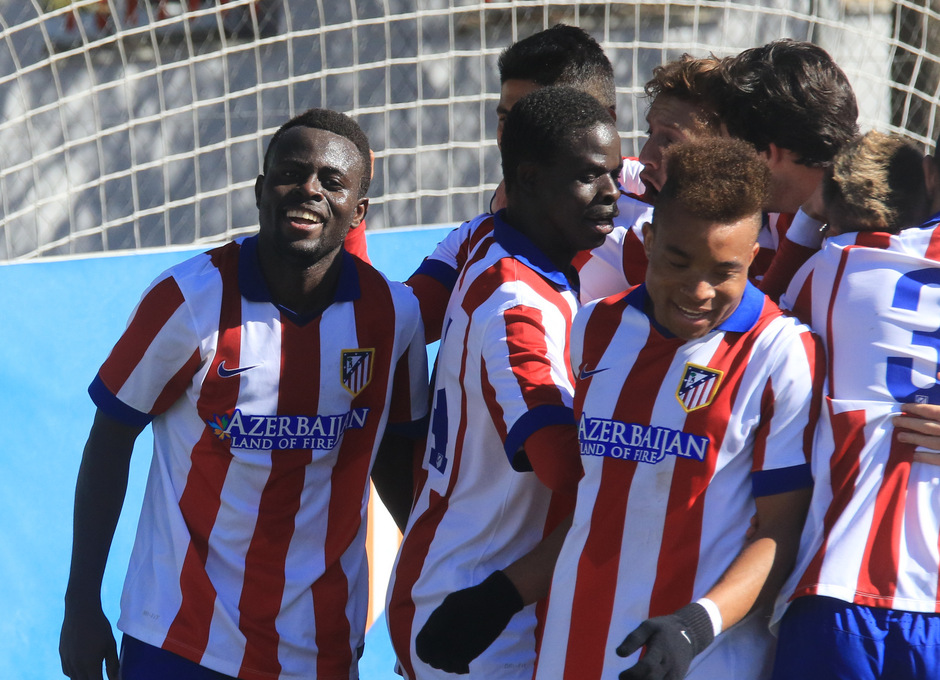 Los jugadores del Atlético B celebran con Benjamín el segundo gol del partido ante el Real Unión