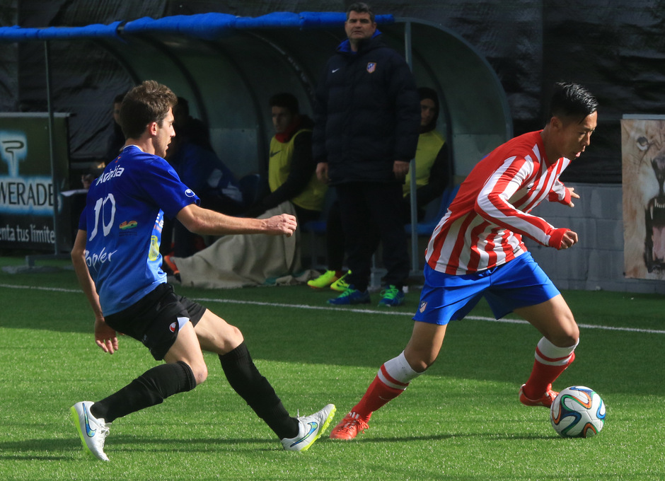 Xu Xin regatea a un jugador del Atlético Pinto en el partido disputado en la Ciudad Deportiva y que terminó 3-1 para los nuestros