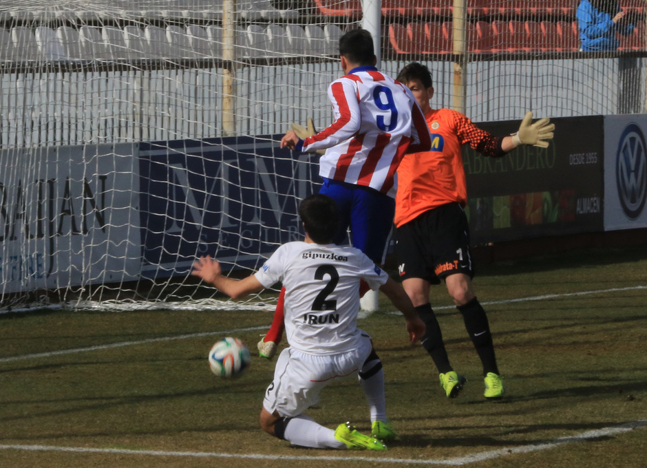 Dani Espejo conecta el remate que suponía el primer gol del partido ante el Real Unión