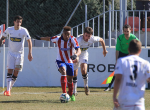 Pierre se marcha por velocidad de su marcador en el partido ante el Real Unión