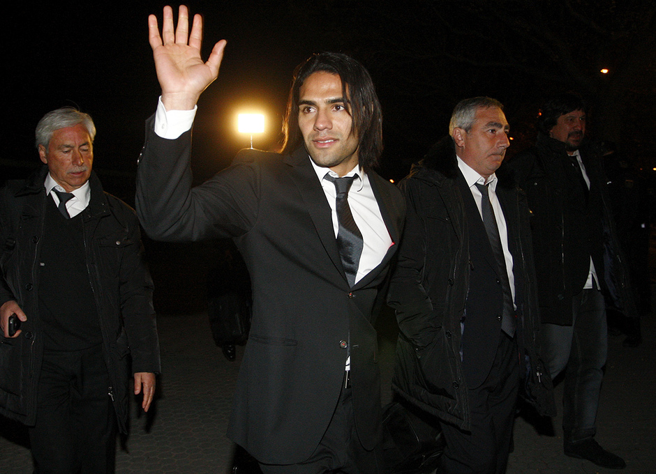 Copa del Rey 2012-13. Falcao saluda a su llegada a Sevilla
