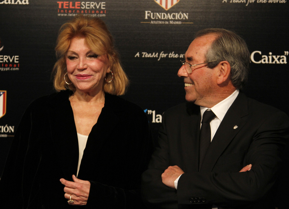 Adelardo Rodríguez, presidente de la Fundación Atlético de Madrid, posa junto a una de las premiadas, Carmen Cervera, la Baronesa Thyssen
