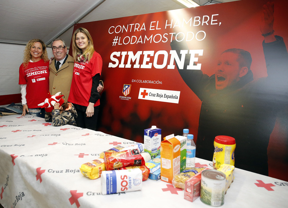 Recogida de alimentos para la campaña #LoDamosTodo. Natalia Simeone, Adelardo y Carla Pereira recogieron alimentos en favor de la campaña.