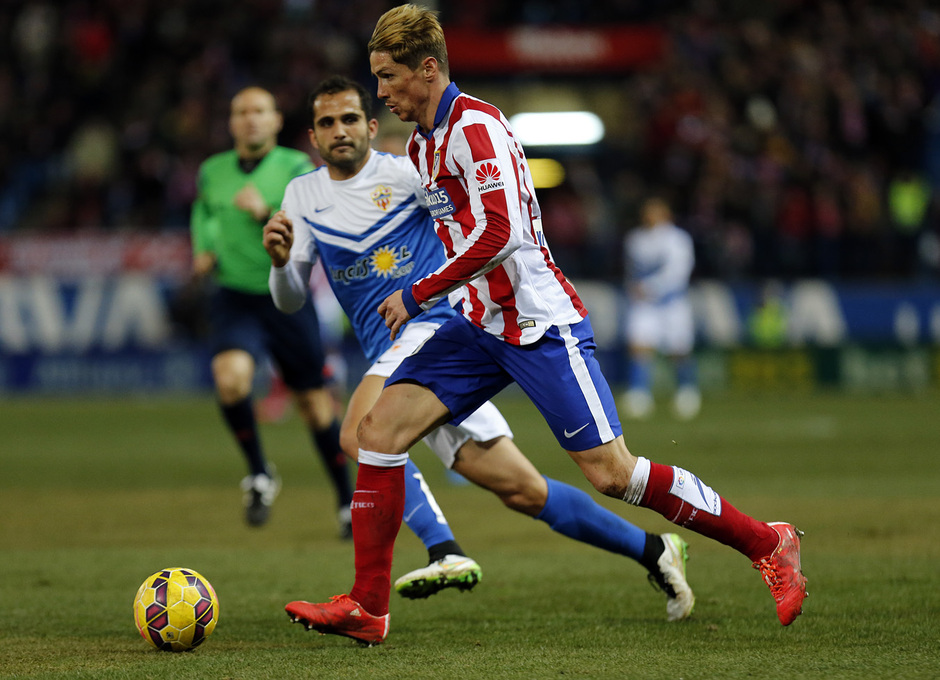 temporada 14/15. Partido Atlético Almería. Torres disparando a portería durante el partido.