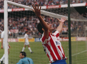 Manolo celebra un gol en los 90