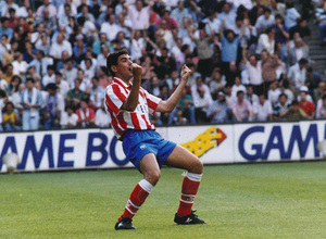 Manolo celebra un gol en un derbi en el 92
