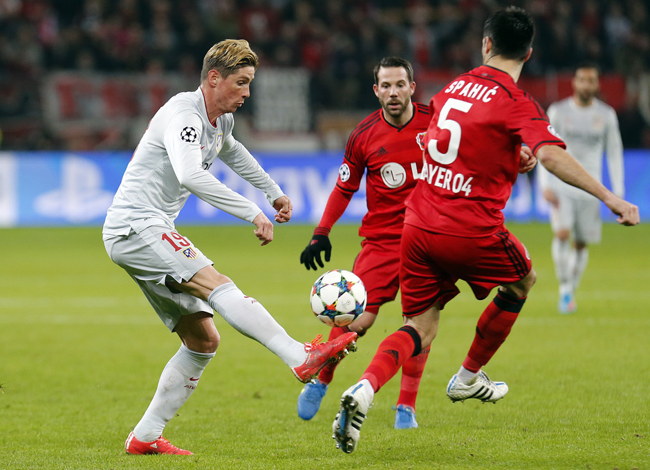 Temporada 14-15. Octavos de Final de Champions League. Bayer Leverkusen-Atlético de Madrid. Torres baja un balón.