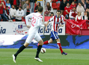 Temporada 14-15. Jornada 25. Sevilla - Atlético de Madrid. Godín saca un balón jugado.