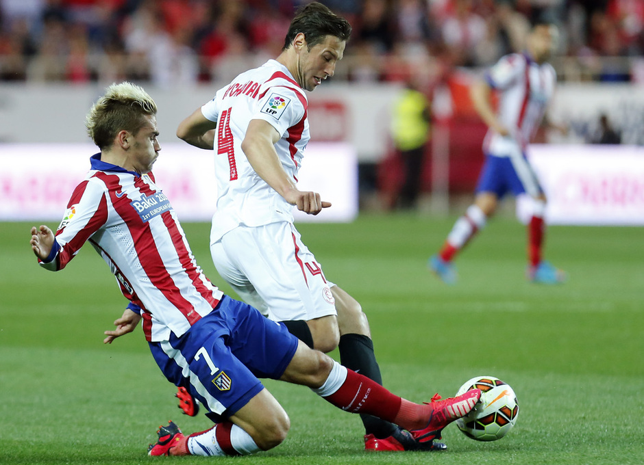Temporada 14-15. Jornada 25. Sevilla - Atlético de Madrid. Griezmann recupera un balón en ataque.