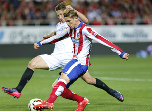 Temporada 14-15. Jornada 25. Sevilla - Atlético de Madrid. Torres intenta el disparo cruzado.
