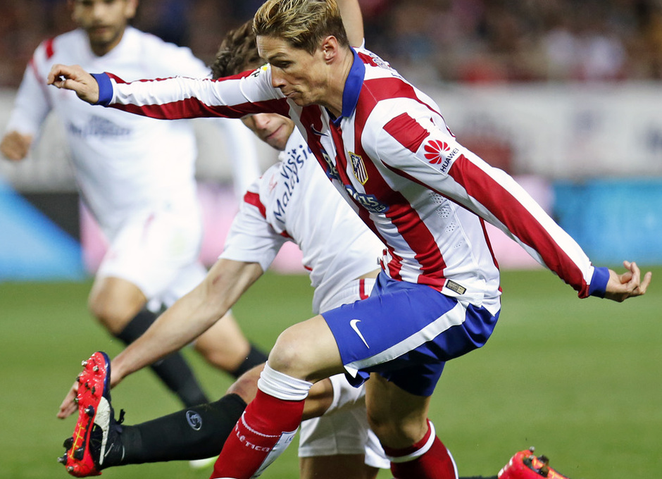 Temporada 14-15. Jornada 25. Sevilla - Atlético de Madrid. Torres orienta el control.