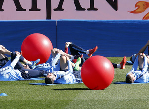 temporada 14/15. Entrenamiento en el estadio Vicente Calderón. Jugadores estirando durante el entrenamiento