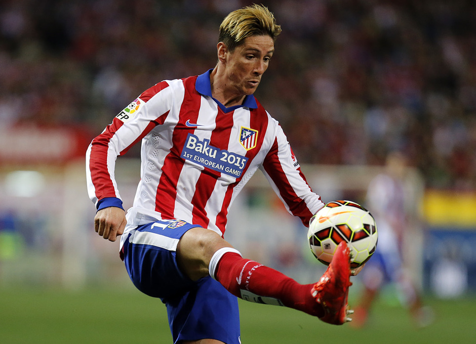 temporada 14/15. Partido Atlético Valencia. Torres controlando un balón durante el partido
