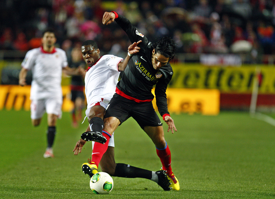COPA DEL REY 2012-2013. Falcao lucha por un balón en el Sánchez Pizjuán durante el partido de vuelta de la semifinal de Copa ante el Sevilla.