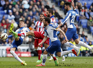 Temporada 14-15. Jornada 27. RCD Espanyol - Atlético de Madrid. Arda intenta llegar a un balón estirando la pierna.