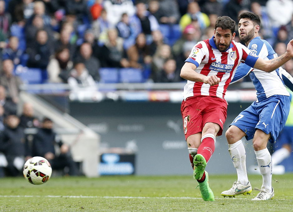 Temporada 14-15. Jornada 27. RCD Espanyol - Atlético de Madrid. Raúl García dispara a puerta con la zurda.