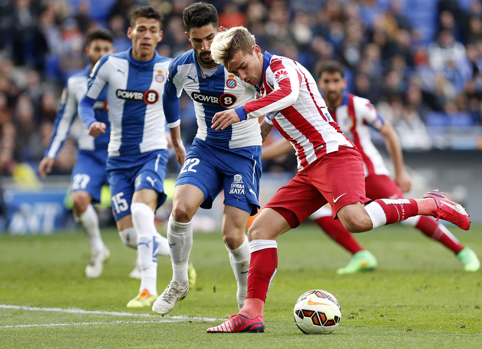 Temporada 14-15. Jornada 27. RCD Espanyol - Atlético de Madrid. Griezmann prepara el disparo desde un lateral.