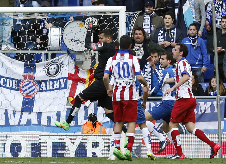 Temporada 14-15. Jornada 27. RCD Espanyol - Atlético de Madrid. Moyá bloca un balón aéreo.