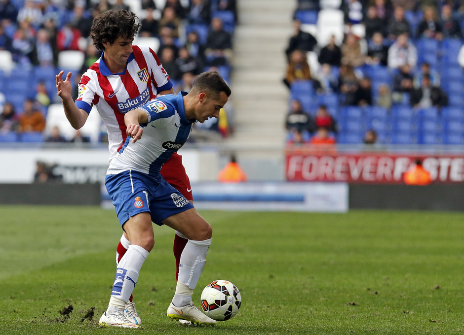 Temporada 14-15. Jornada 27. RCD Espanyol - Atlético de Madrid. Tiago intenta robar el balón a un contrario.