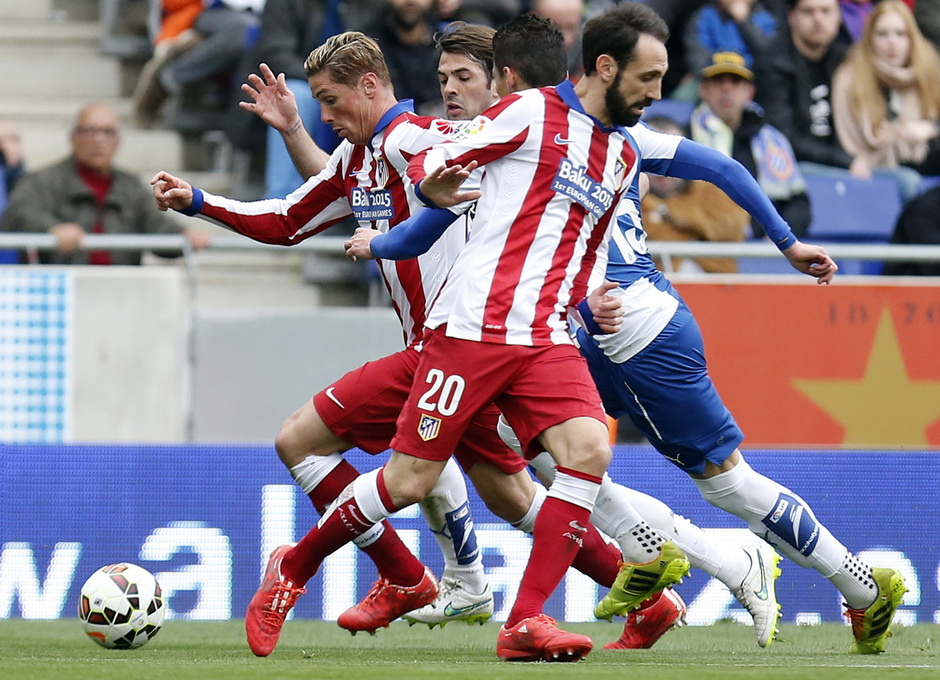 Temporada 14-15. Jornada 27. RCD Espanyol - Atlético de Madrid. Torres se lleva el balón por potencia.