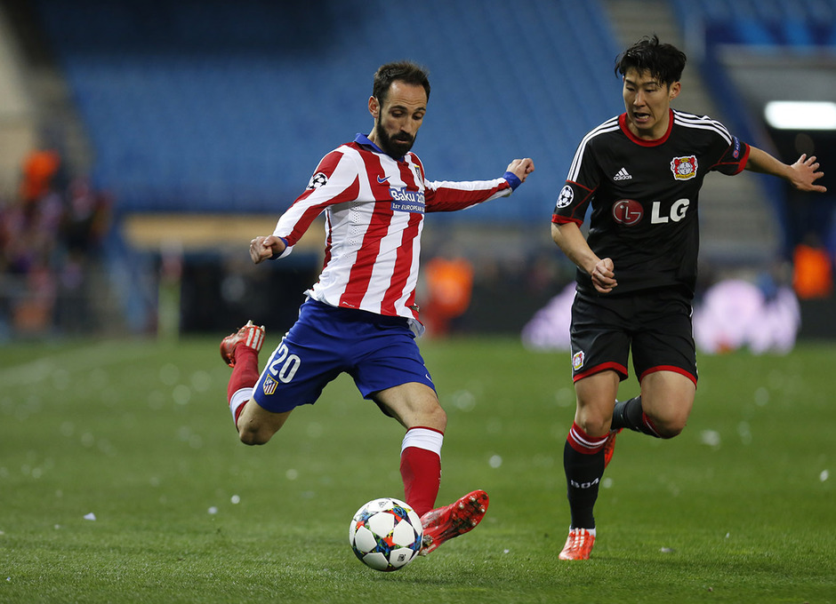 Atlético de Madrid - Bayer Leverkusen. Vuelta de octavos de final. Champions League. Juanfran, con el balón.