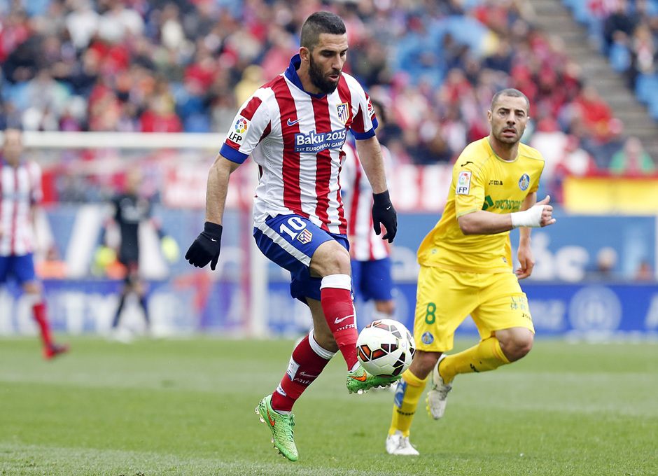 Temporada 14-15. Jornada 28. Atlético de Madrid-Getafe. Arda Turan controla el balón.