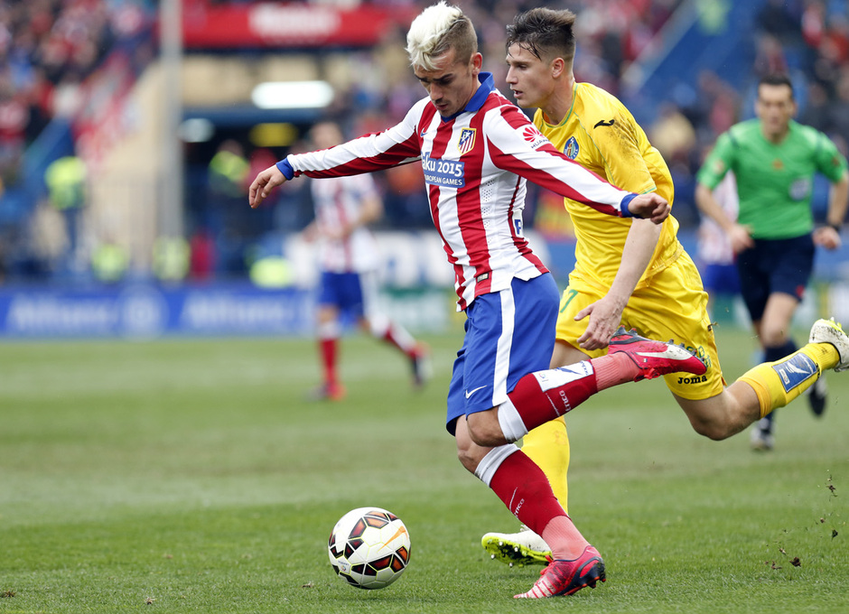 temporada 14/15. Partido Atlético de Madrid Getafe. Griezmann pasando un balón durante el partido