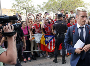 La afición anima a Griezmann a su llegada al hotel de Córdoba